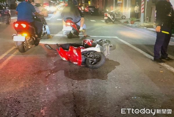 ▲有網友在網路社群PO出影片，畫面中是1名男子穿越馬路，造成1名直行騎士緊急煞車而「犁田」受傷。（圖／記者林東良翻攝）