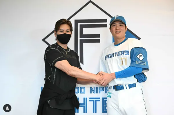 ▲▼古林睿煬與火腿監督新庄剛志一起出席入團記者會             。（圖／翻攝自IG／fighters_official）