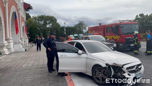 ▲張姓駕駛疑因路況不熟撞上北市忠烈祠前人行道路樹，右前車頭毀損。（圖說下同／記者黃彥傑翻攝）