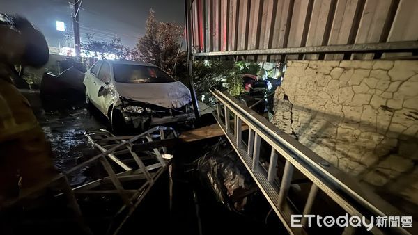 ▲高雄小客車自撞工廠門口，駕駛落跑。（圖／記者陳宏瑞翻攝，下同）