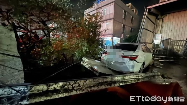 ▲高雄小客車自撞工廠門口，駕駛落跑。（圖／記者陳宏瑞翻攝，下同）