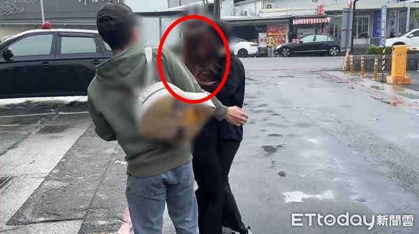 ▲高雄臨時工遭殺害棄屍，遺體1日上午相驗，家屬現身哭到癱軟。（圖／記者吳世龍攝，下同）