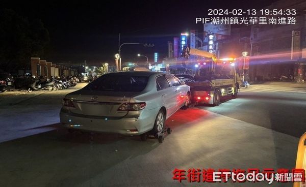 ▲潮州警方拖吊違規停放車輛             。（圖／記者陳崑福翻攝）