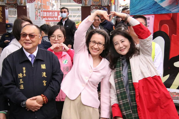 ▲▼蕭美琴、吳思瑤合體發紅包。（圖／翻攝吳思瑤threads）