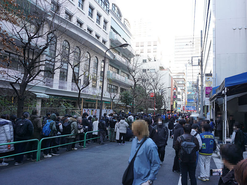 ▲▼大批來自中國的代購買家在日本東京秋葉原排隊等候購買輝達新系列顯示卡。（圖／翻攝自X）