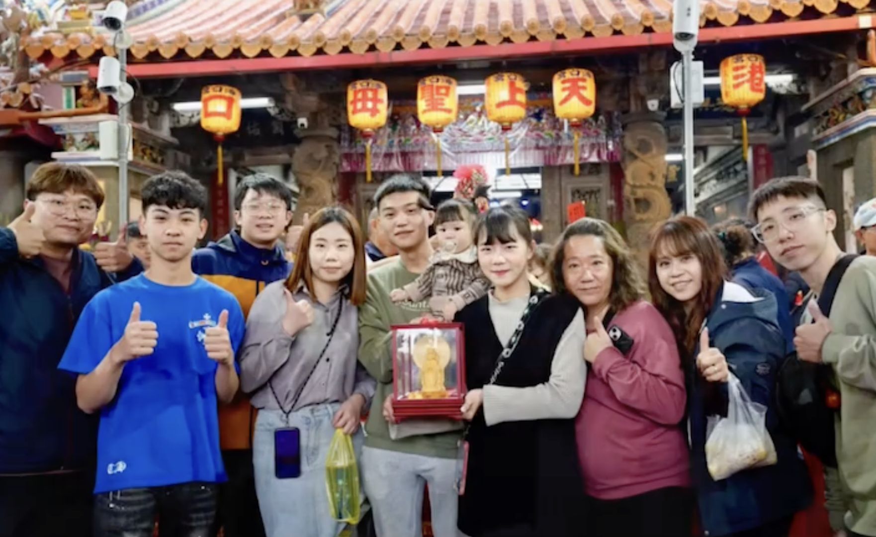 ▲▼嘉義東石港口宮送出10萬元造價金媽祖，一歲小女童抱回。（圖／翻攝臉書）