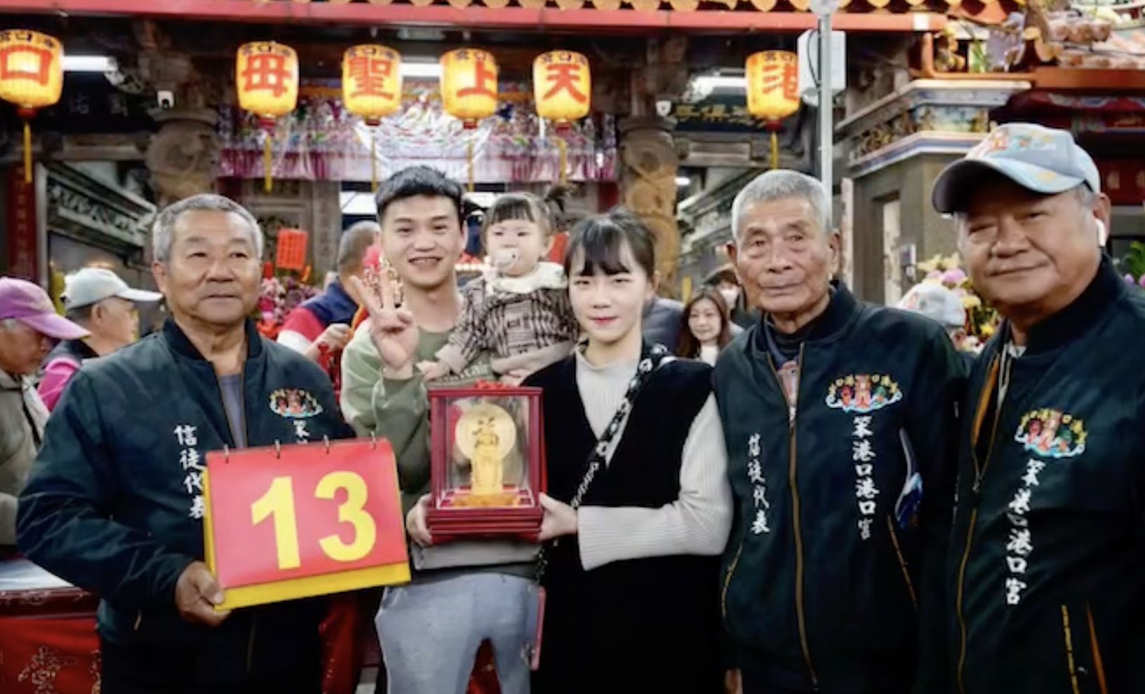 ▲▼嘉義東石港口宮送出10萬元造價金媽祖，一歲小女童抱回。（圖／記者張靖榕攝）