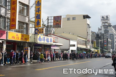 初四迎財神！屏東都城隍廟發錢母　民眾冒雨大排長龍數公里