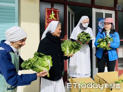 過年連假關山同濟會前會長探望療養院　自購蔬菜幫助農民