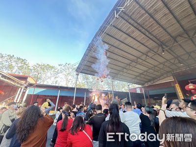 全台唯一！「財富重天而降」大砲開炸初四 　旗山財神廟狂送金幣