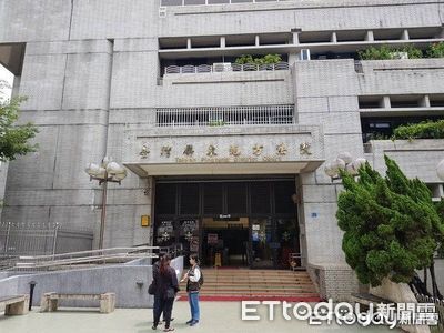 屏東男裸上身+脫褲敲鄰居大門 辯「太熱+攝護腺腫大」判罰3千