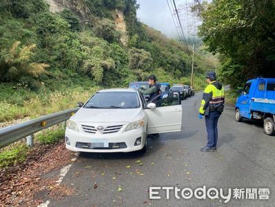 苗61線轎車停路邊1天沒動！59歲男陳屍駕駛座　他路過嚇壞急報警