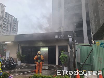桃園青埔知名牛排館開工日火警!1F廚房冒火 濃煙狂竄暫停營業