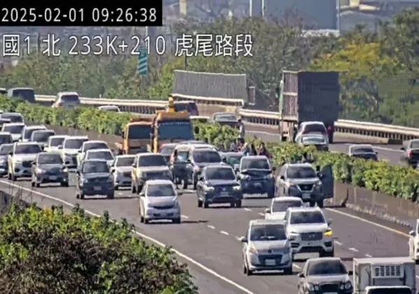 ▲▼國1北向233.8公里處發生7輛小客車追撞事故，占用內線及中線車道。（圖／高公局提供）