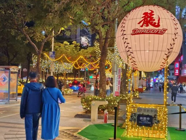 ▲味全龍打造「夢想起飛 接棒未來」燈組。（圖／頂新和德文教基金會提供）