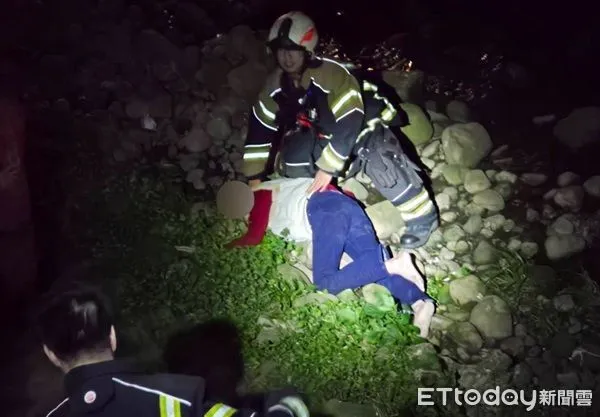 ▲吳姓婦人大年初一喝得酩酊大醉，不慎失足掉落深約3米河床，躺臥無法動彈。（圖／龜山警分局提供）