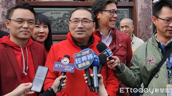 ▲▼新北市長侯友宜大年初四迎財神到林口竹林觀音寺參拜發福袋。（圖／記者呂佳賢攝）