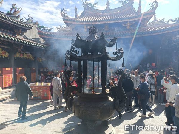 ▲鹿港天后宮大年初四抽行業籤。（圖／記者唐詠絮攝）