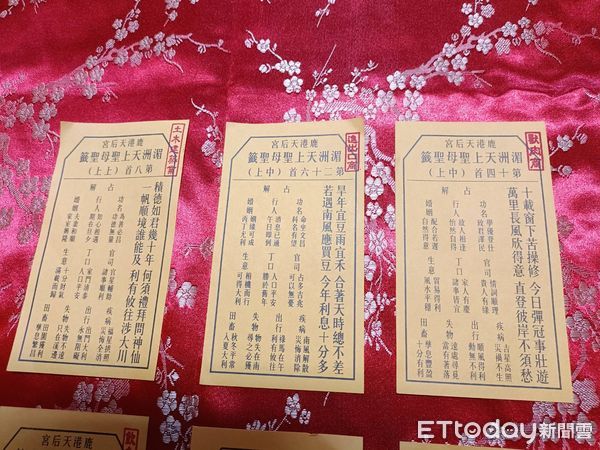 ▲鹿港天后宮大年初四抽行業籤。（圖／記者唐詠絮攝）