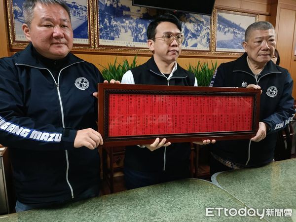▲鹿港天后宮大年初四抽行業籤。（圖／記者唐詠絮攝）