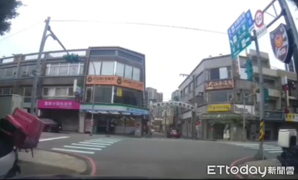 ▲員警駕駛巡邏車為傷者開道。（圖／蘆竹警分局提供）