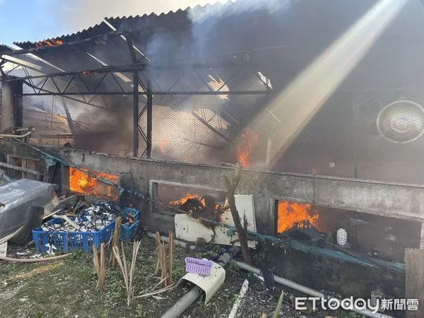 ▲台南市關廟區長榮街1處養雞場空雞舍，1日下午2時27分許發生火警，現場冒出火煙。（圖／民眾提供，下同）