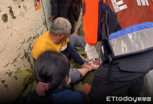 ▲台南市消防局119勤務中心據報，出動學甲、將軍消防分隊等5車12人前往搶救，將1對受傷父子送麻豆新樓醫院救治。（圖／記者林東良翻攝，下同）