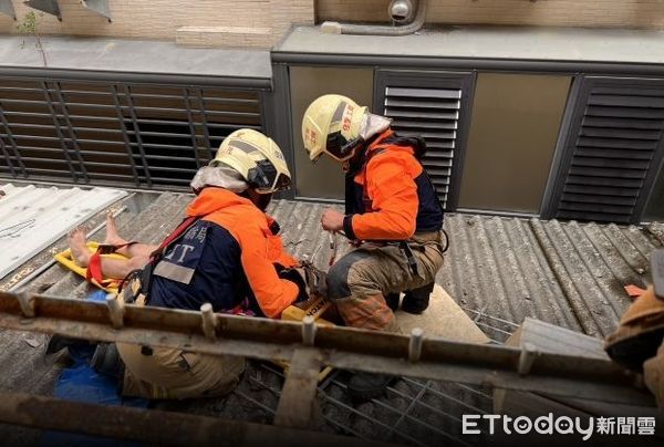 ▲台南市消防局119勤務中心據報，出動學甲、將軍消防分隊等5車12人前往搶救，將1對受傷父子送麻豆新樓醫院救治。（圖／記者林東良翻攝，下同）