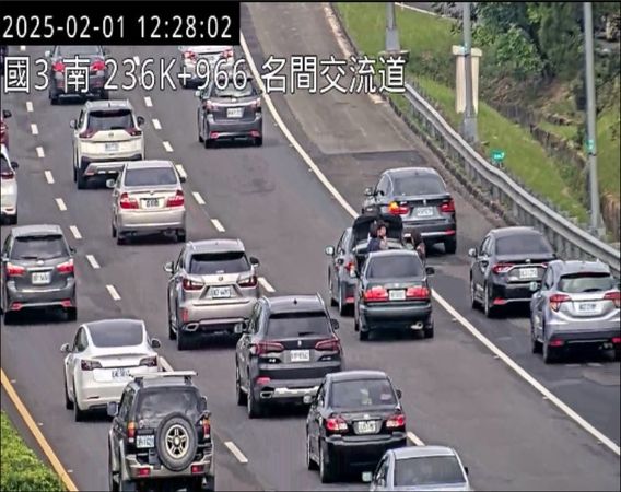 ▲▼國3北向236.7公里處發生2輛小客車追撞事故，占用外側車道。（圖／高公局提供）