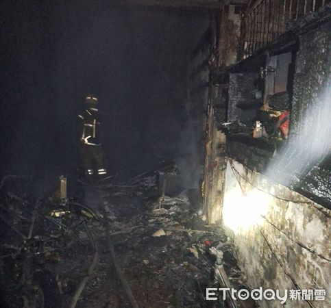 ▲台南市南區灣裡路88巷52弄民宅，1日傍晚5時57分許傳出火警，一樓冒出火煙，消防人員全力搶救。（圖／記者林東良翻攝，下同）