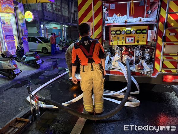 ▲台南市南區灣裡路88巷52弄民宅，1日傍晚5時57分許傳出火警，一樓冒出火煙，消防人員全力搶救。（圖／記者林東良翻攝，下同）