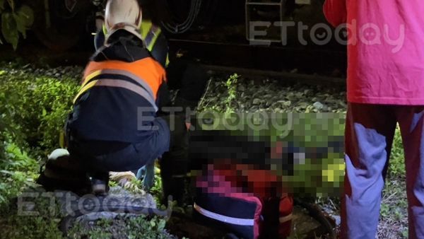 ▲▼台鐵傳出死傷事故，單車男騎士行經花蓮玉榮醫院前的平交道，與火車發生碰撞。（圖／記者柯政誟攝）