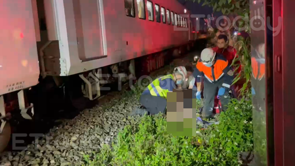 ▲▼台鐵傳出死傷事故，單車男騎士行經花蓮玉榮醫院前的平交道，與火車發生碰撞。（圖／記者柯政誟攝）