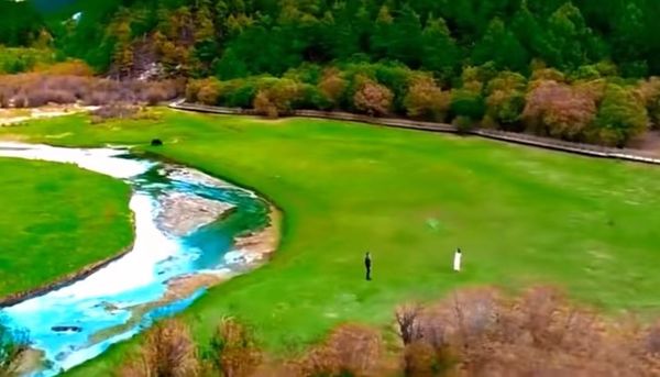 ▲▼  稻城亞丁草原           。（圖／翻攝電影《從你全世界路過》）