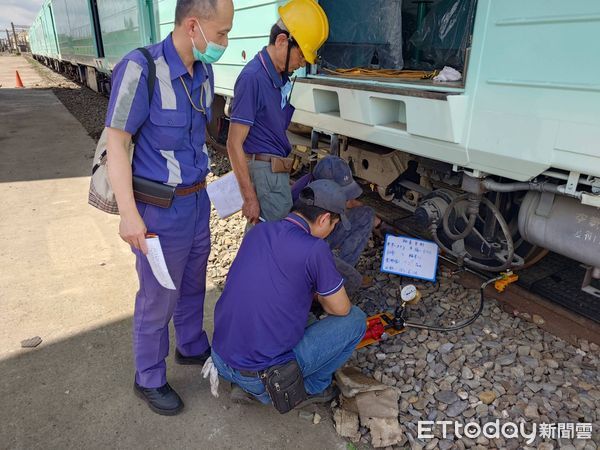 ▲▼海風號為客車翻新改造打造新美學列車，首見漸層色噴。（圖／台鐵提供）