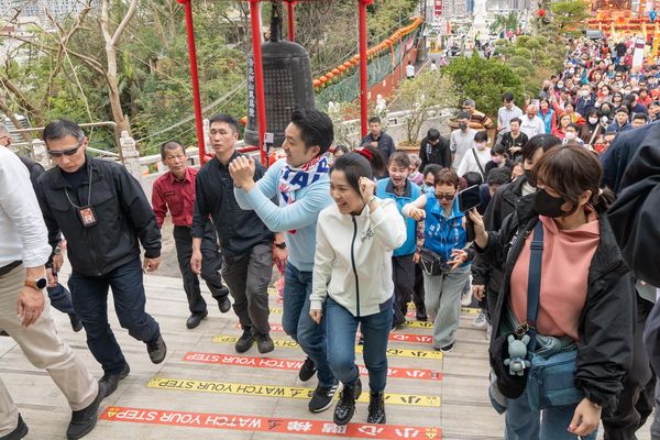 ▲蔣萬安昨到松山慈惠堂參拜力挺徐巧芯。（圖／徐巧芯提供）