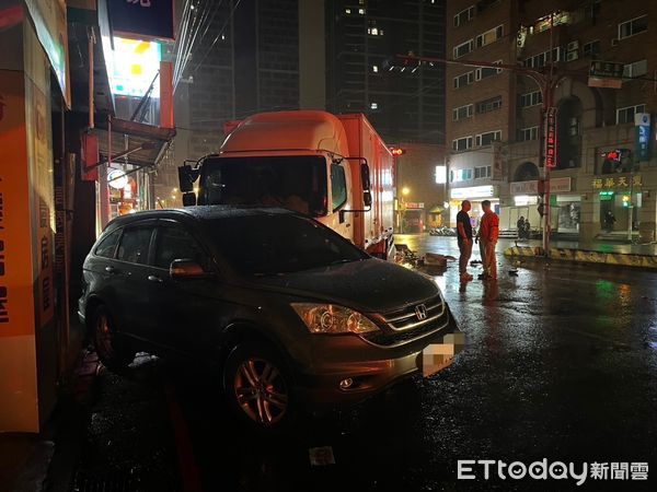 ▲▼台北市新店區北新路一段與新生路口發生一起車禍             。（圖／記者陳以昇翻攝）