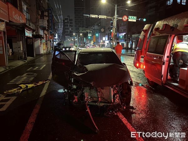 ▲▼台北市新店區北新路一段與新生路口發生一起車禍             。（圖／記者陳以昇翻攝）