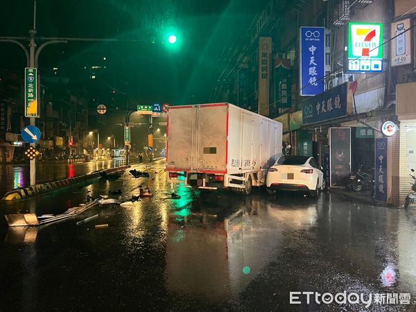 ▲▼台北市新店區北新路一段與新生路口發生一起車禍             。（圖／記者陳以昇翻攝）