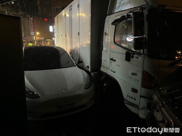 ▲▼台北市新店區北新路一段與新生路口發生一起車禍             。（圖／記者陳以昇翻攝）