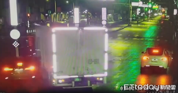  ▲▼台北市新店區北新路一段與新生路口發生一起車禍 。（圖／記者陳以昇翻攝）