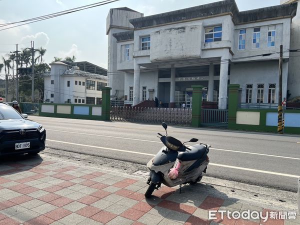 ▲內埔警分局萬巒派出所警員沈昱愷助方姓老翁返家            。（圖／記者陳崑福翻攝）