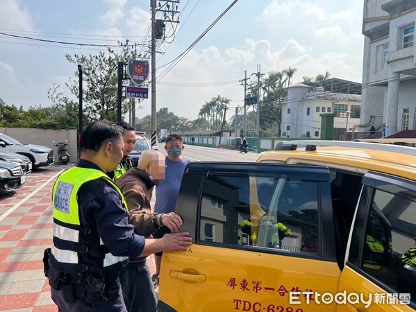 ▲內埔警分局萬巒派出所警員沈昱愷助方姓老翁返家            。（圖／記者陳崑福翻攝）