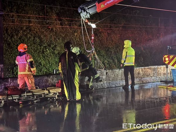 ▲新北騎士自撞護欄噴到鐵軌上，所幸並未有列車通過。（圖／記者郭世賢翻攝，下同）