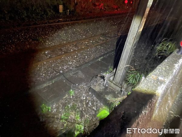 ▲新北騎士自撞護欄噴到鐵軌上，所幸並未有列車通過。（圖／記者郭世賢翻攝，下同）