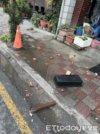 ▲▼磚頭雨。（圖／記者許宥孺翻攝）