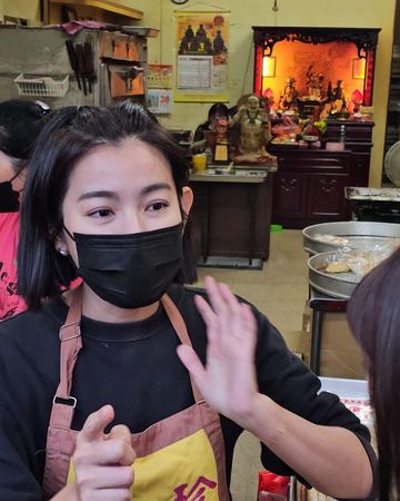 ▲▼米可白賣餅1態度被阿姨翻白眼。（圖／翻攝自臉書／米可白）