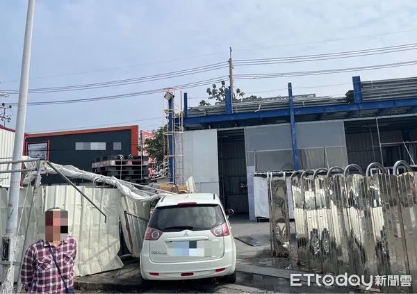 ▲▼撞鐵捲門 。（圖／記者吳世龍翻攝）