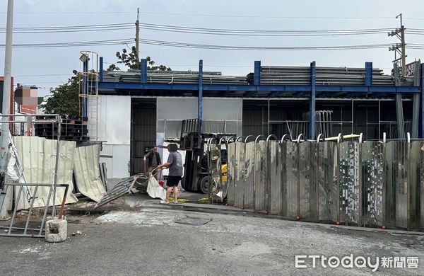 ▲▼撞鐵捲門 。（圖／記者吳世龍翻攝）