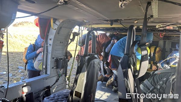 ▲▼南投東郡大山附近8名山友失溫，空勤總隊派遣黑鷹直升機救援             。（圖／記者張君豪翻攝）